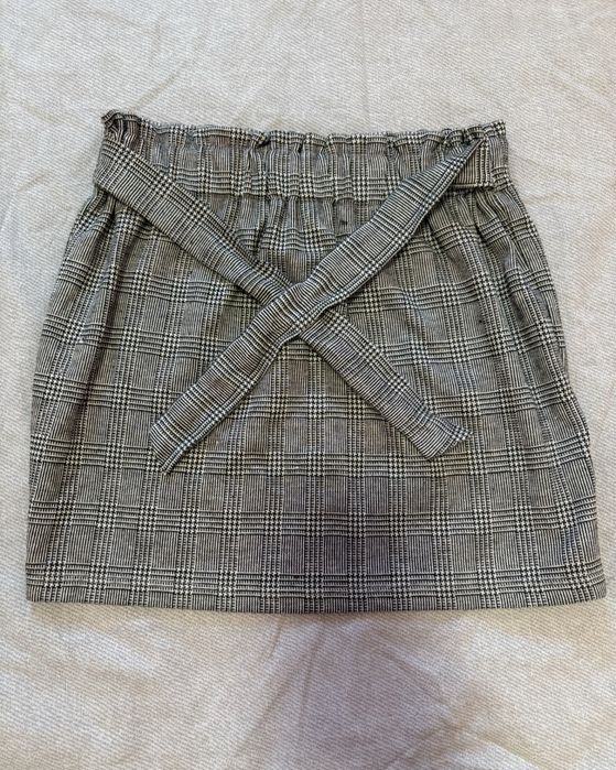 Сіра спідниця