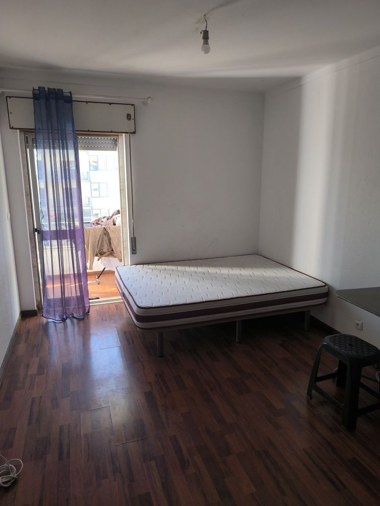 Alugo quarto com cama de casal para solteiro ou souteira, a 15 minutos