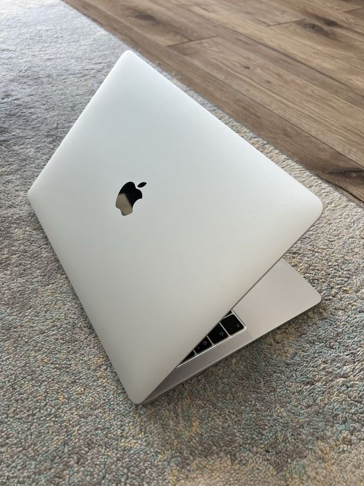 Macbook air 13 a1932 stan bardzo dobry