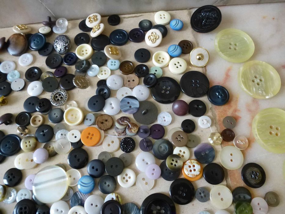 Lote de botões , antigos e recentes