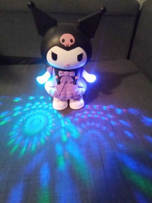 Kuromi da hello Kitty com luzes de festa dança e musica 26 cm