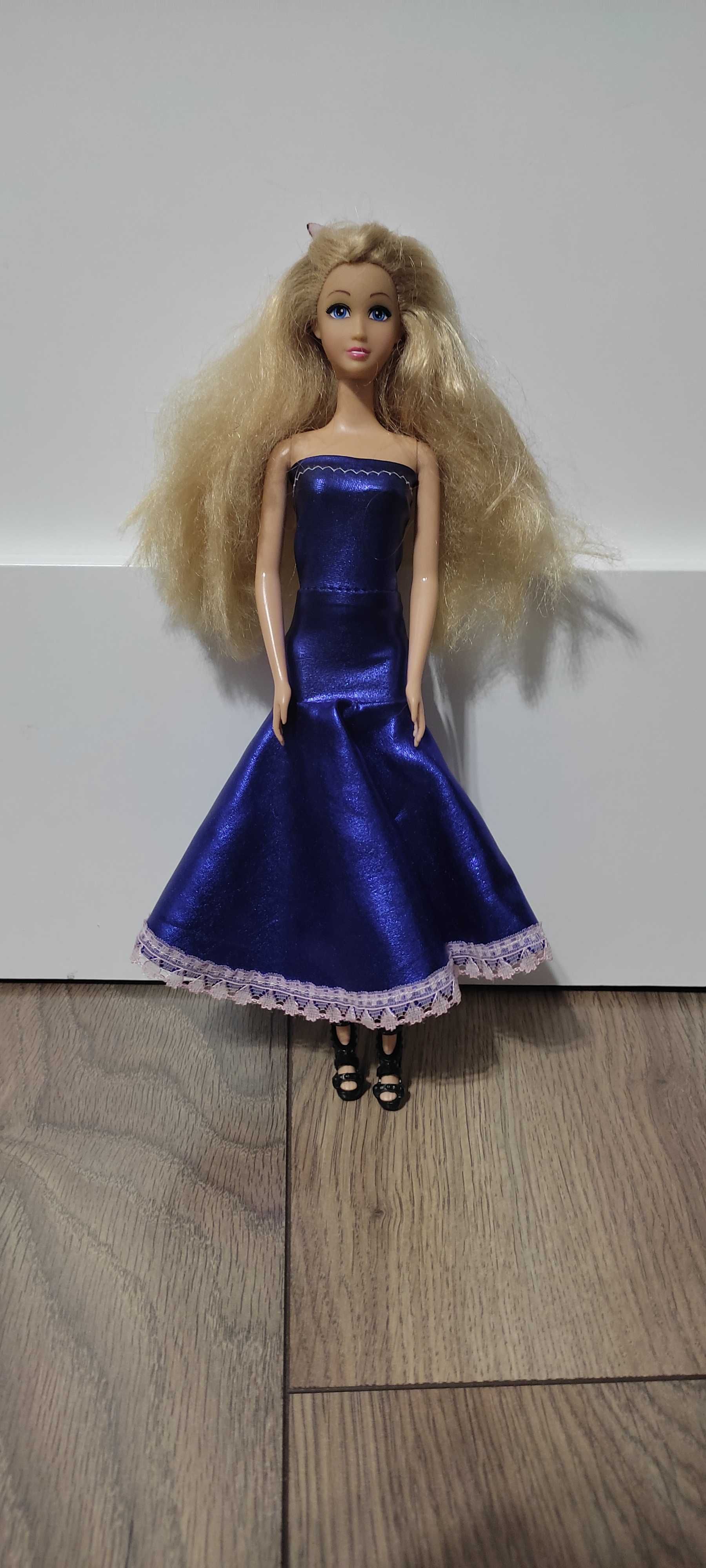 Lalka barbie ze zmiennymi sukienkami