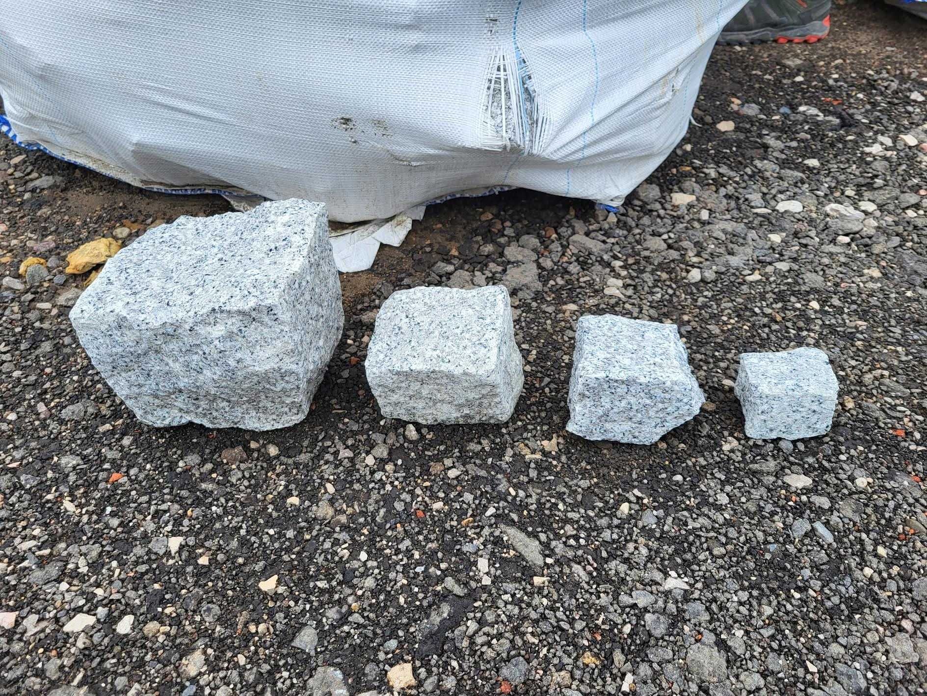 Słupek granitowy szary surowy łupany Granit murowy Kamień murowy szary
