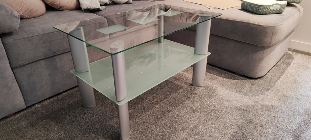 Szklany stolik z pułką