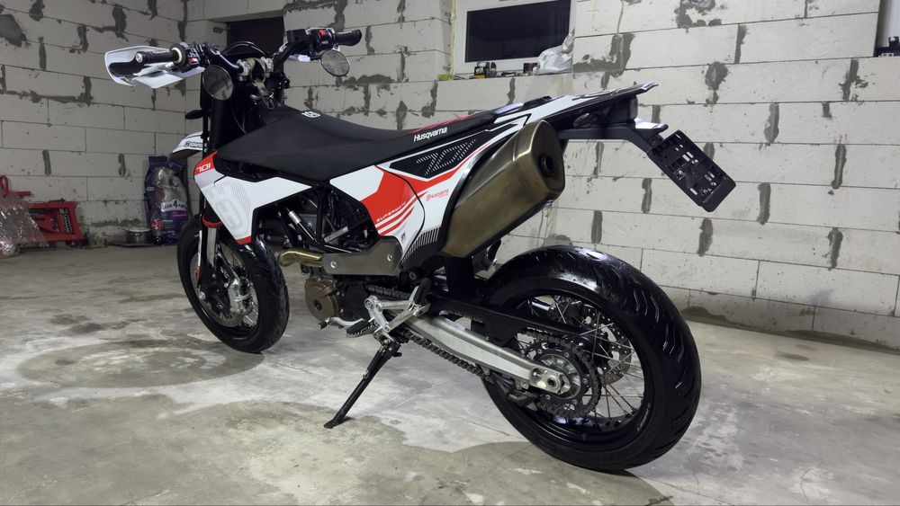 Husgvarna 701 supermoto