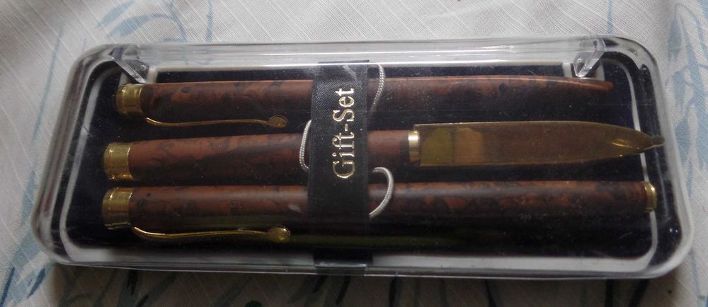 Conjunto de 2 canetas mais 1 abre cartas (69)