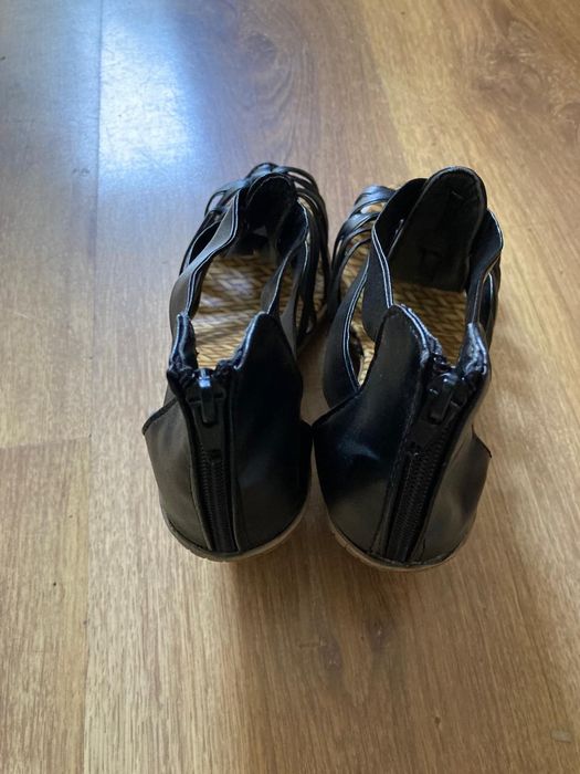 Sprzedam buty na koturnie r39 nowe