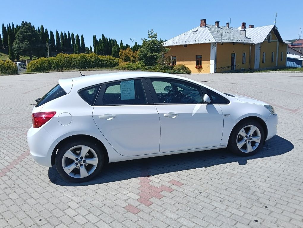 Opel Astra 1.4 Turbo 2010 rok