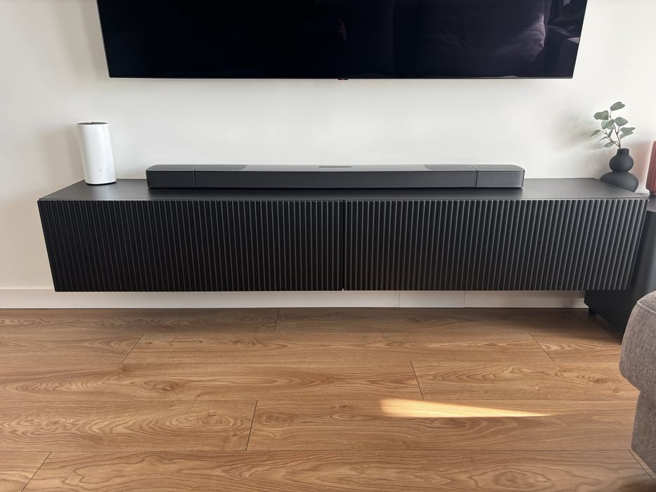 Szafka RTV pod TV 65” Veldio frezowany front 140 cm Czarna wisząca