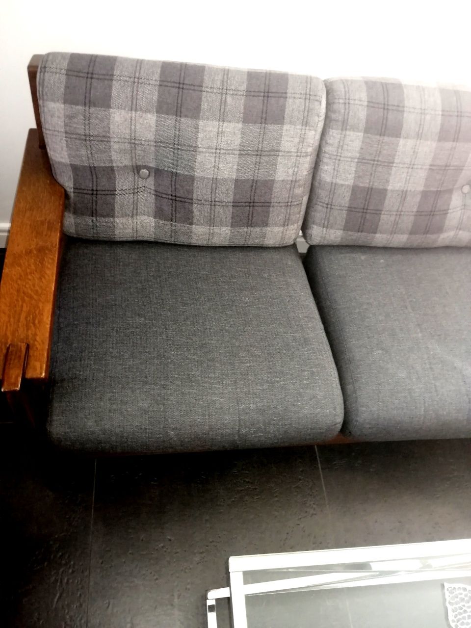 Sofa w kratę w angielskim stylu