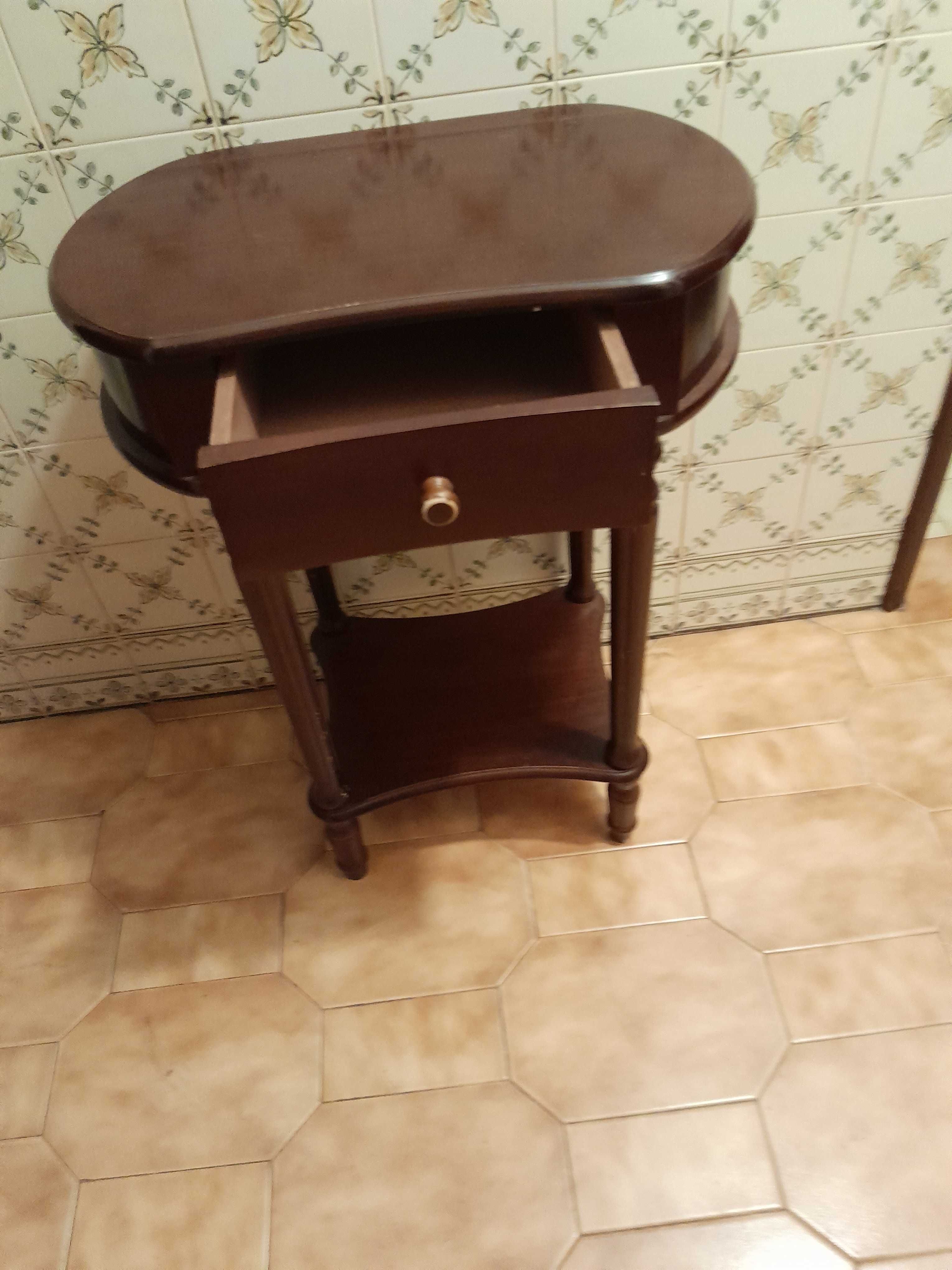 Mesa de apoio para sala ou hall de entrada, com uma gaveta.