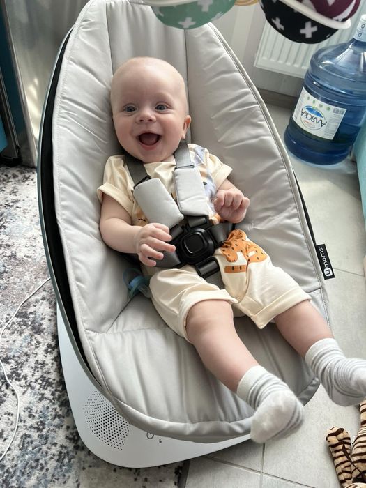 Дитячий захитуючий центр mamaRoo 5.0 з вкладишем для новонароджених
