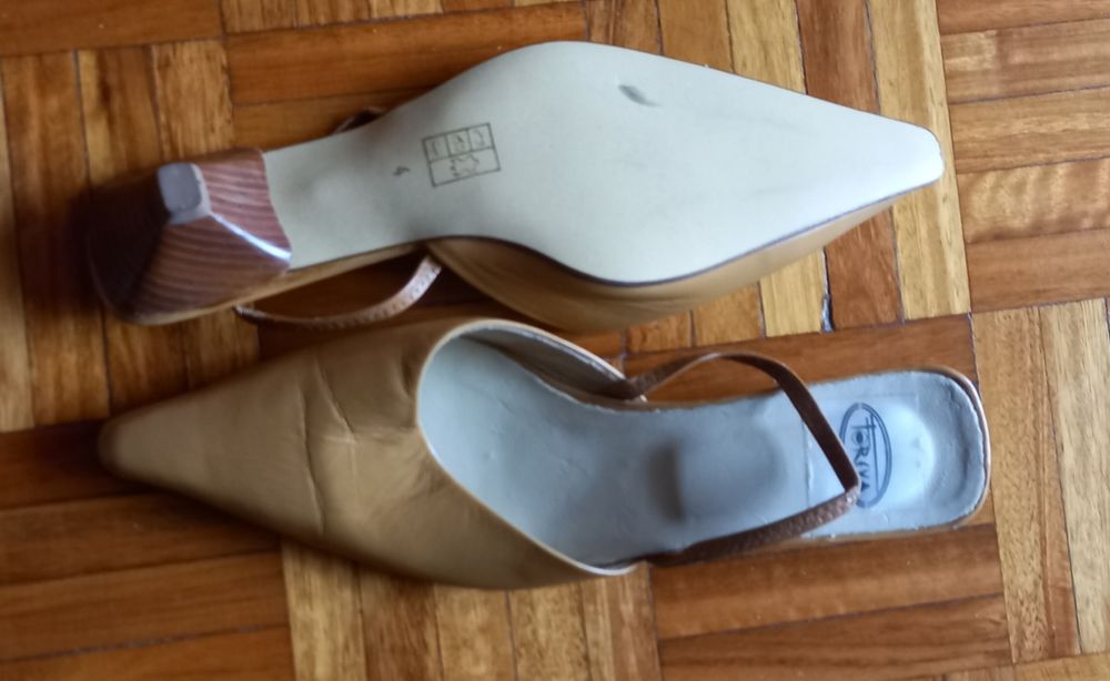 Sapatos tipo "mules", quase de graça.