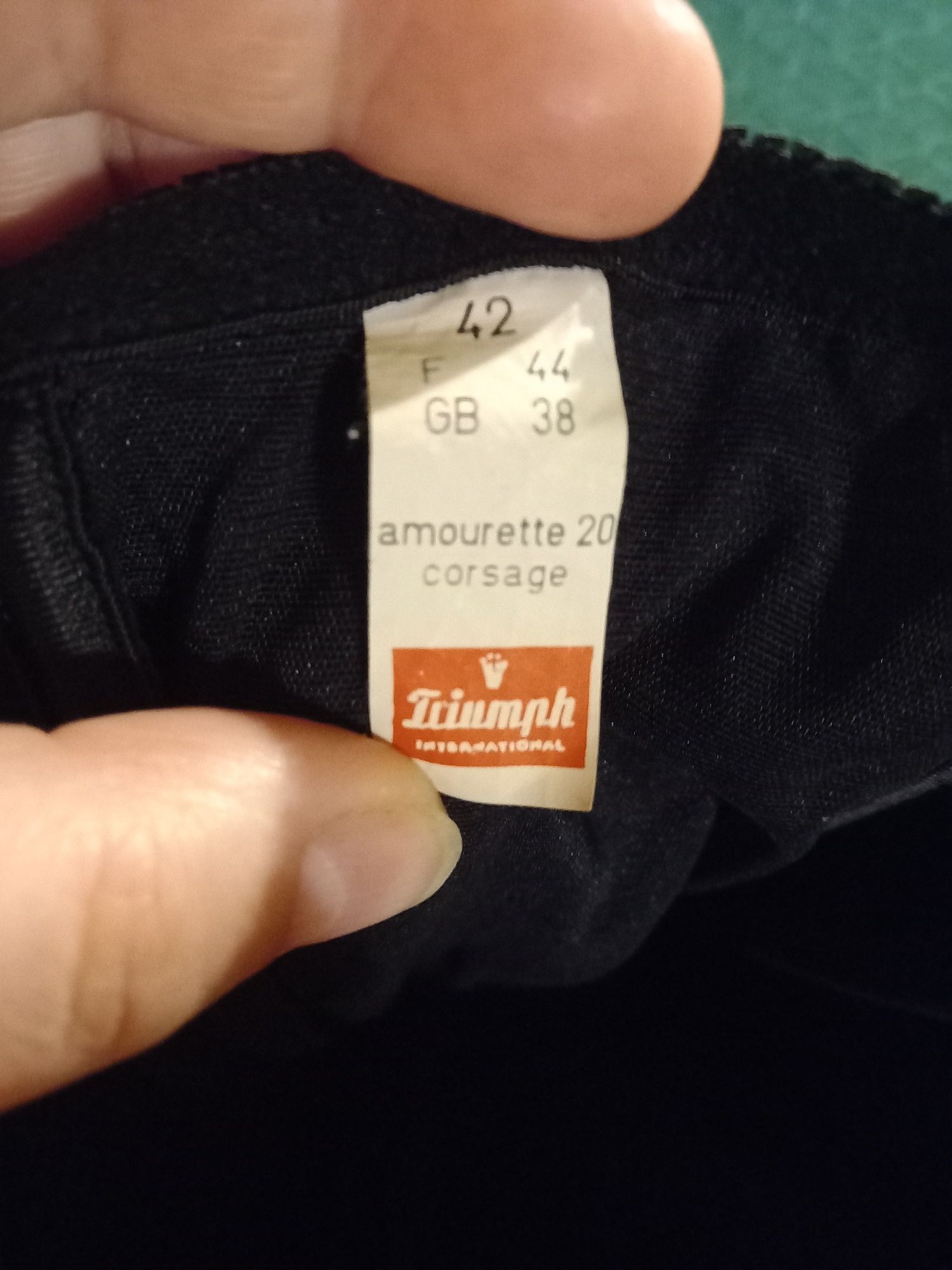 Śliczny gorset modelujący z roślinnym wzorem
