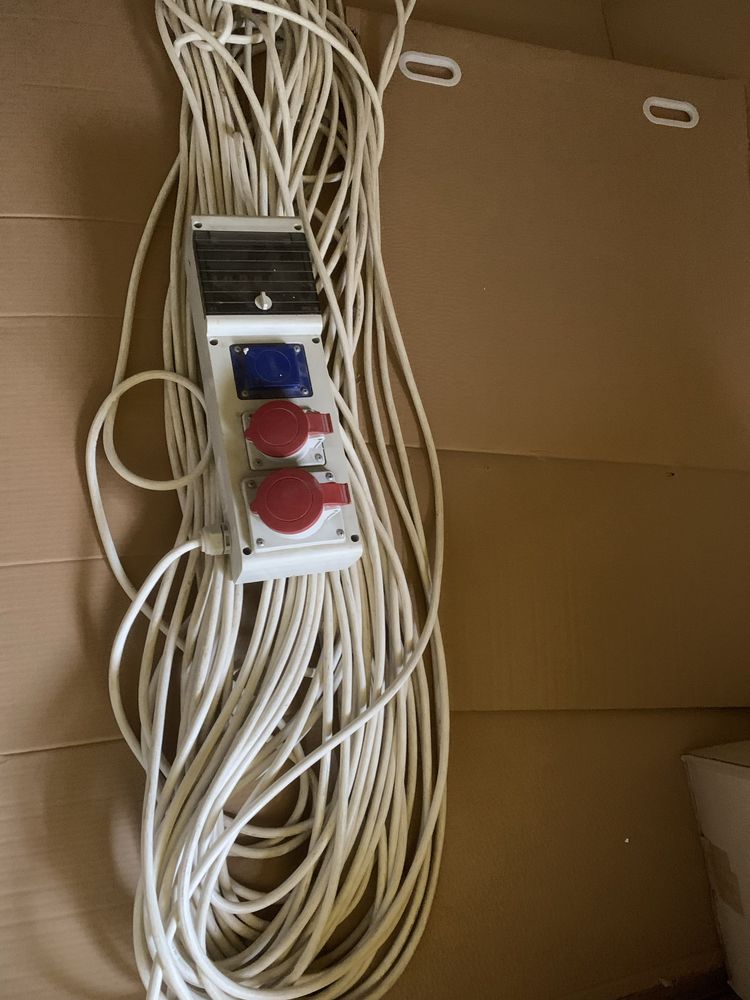 Przedłużacz elektryczny ze skrzynką rozdzielczą.