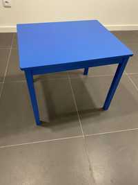 Cadeiras Ikea de criança com mesa azul