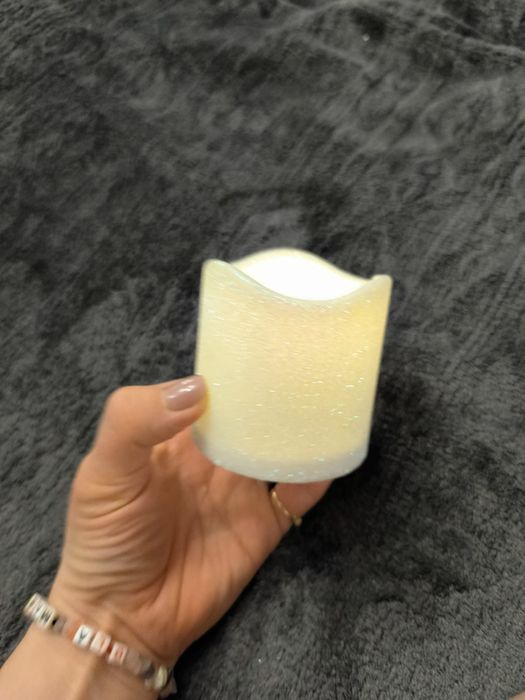 Śliczna brokatowa świeca na baterie w kolorze białym, aaa