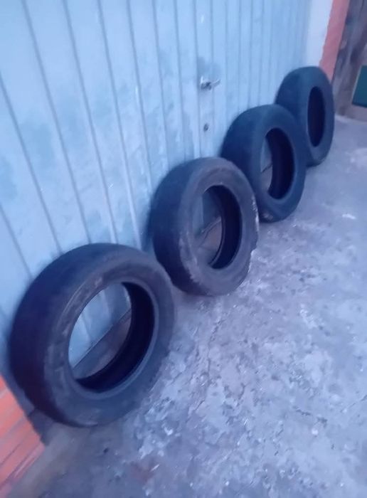 Conjunto de pneus não com muito rasto