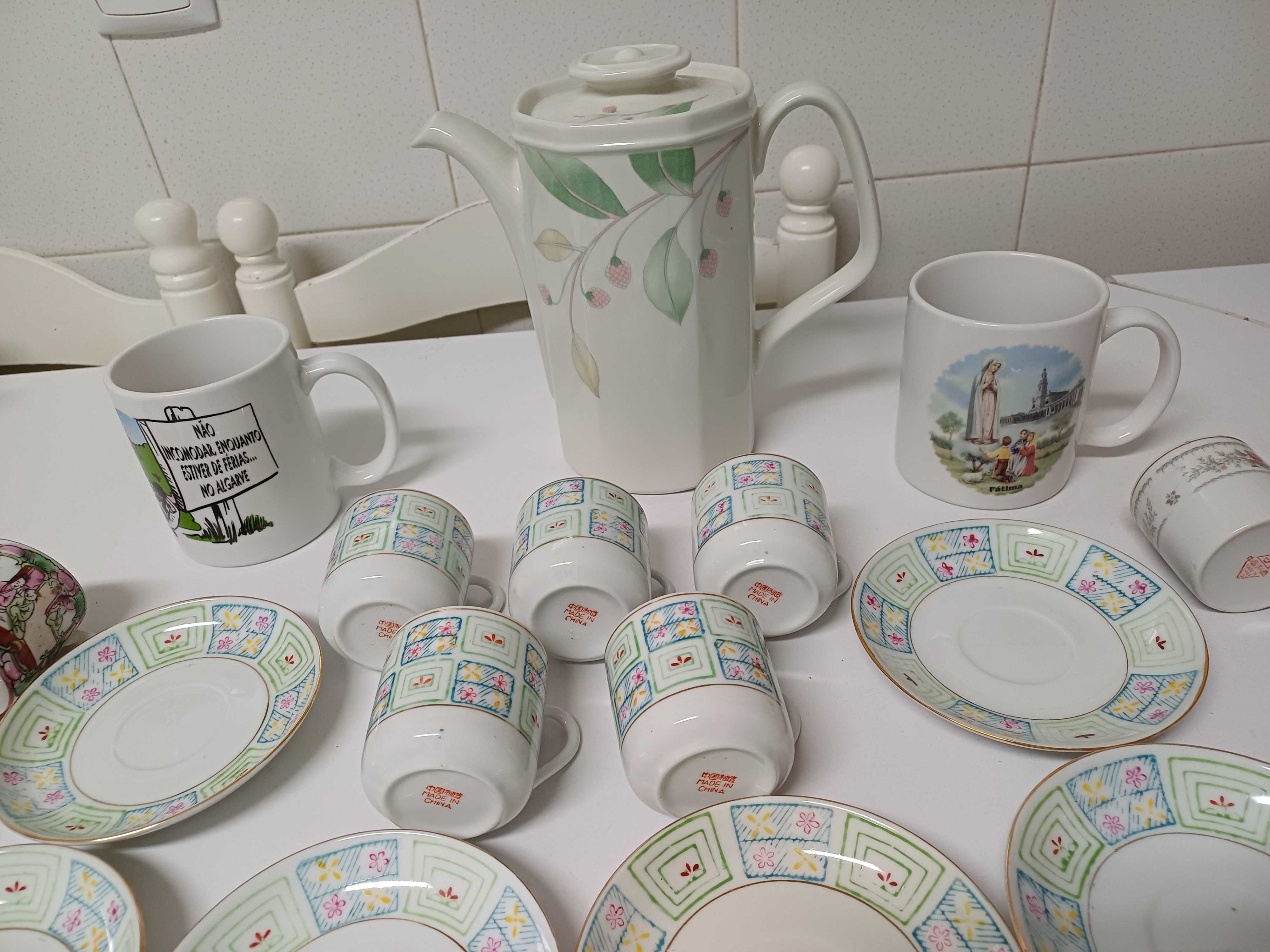 Serviços de chá ou café com bule e canecas