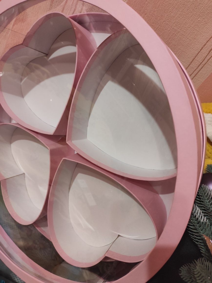 Картонна подарункова коробка під наповнення рожева з 4 сердцями