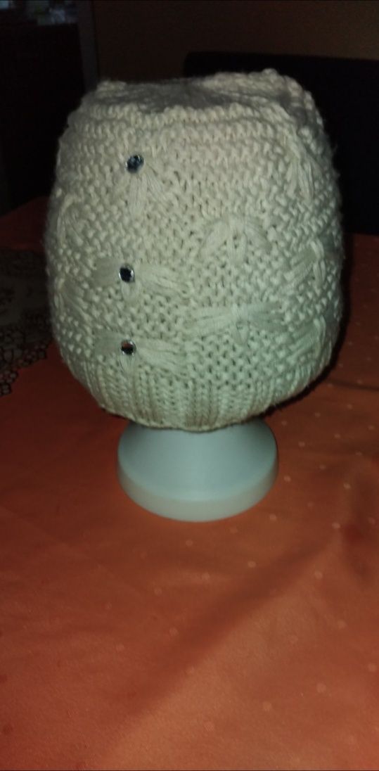 Czapka z kamiczkami r uniieslany