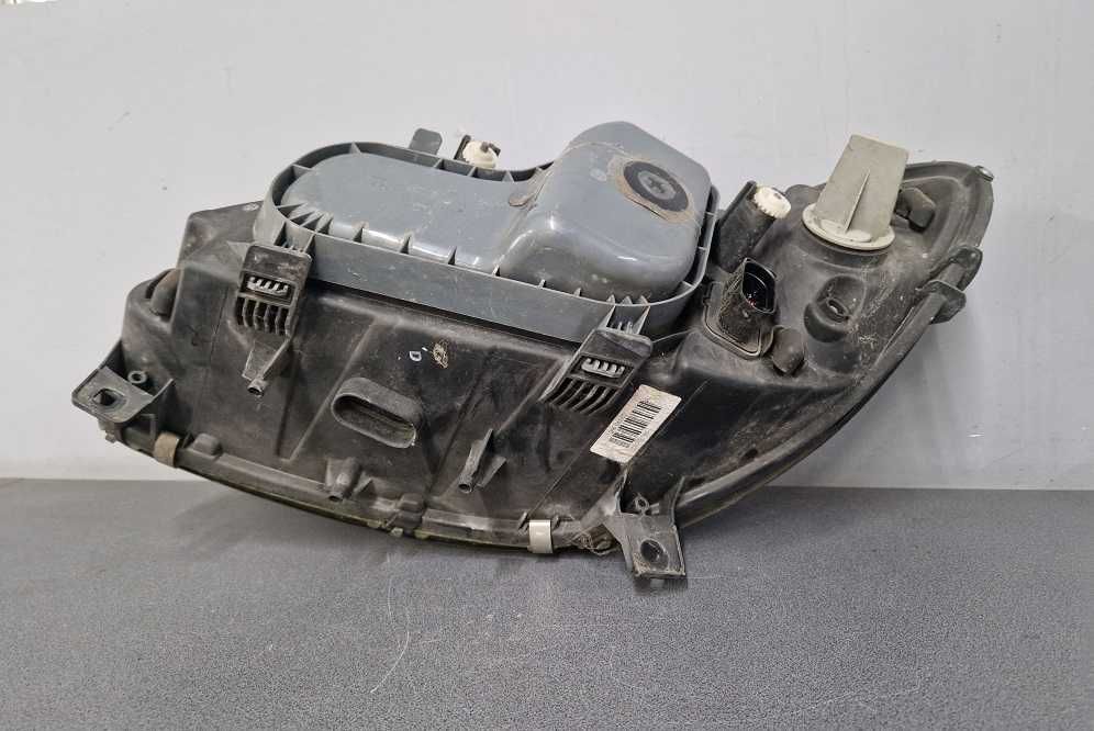 Mercedes Vito Viano W639  03-10r. Lampa Przód Prawa