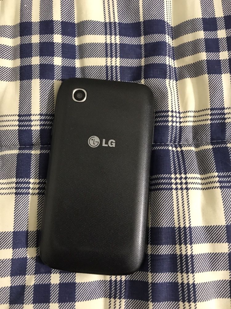 Vendo telemóvel da marca “LG”