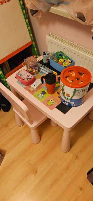 Zestaw stolik dziecięcy z krzesełkiem oraz inne zabawki