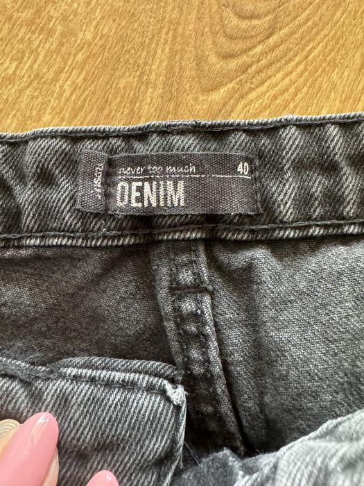 Czarne, postrzepione spodenki Sinsay 40, guziki