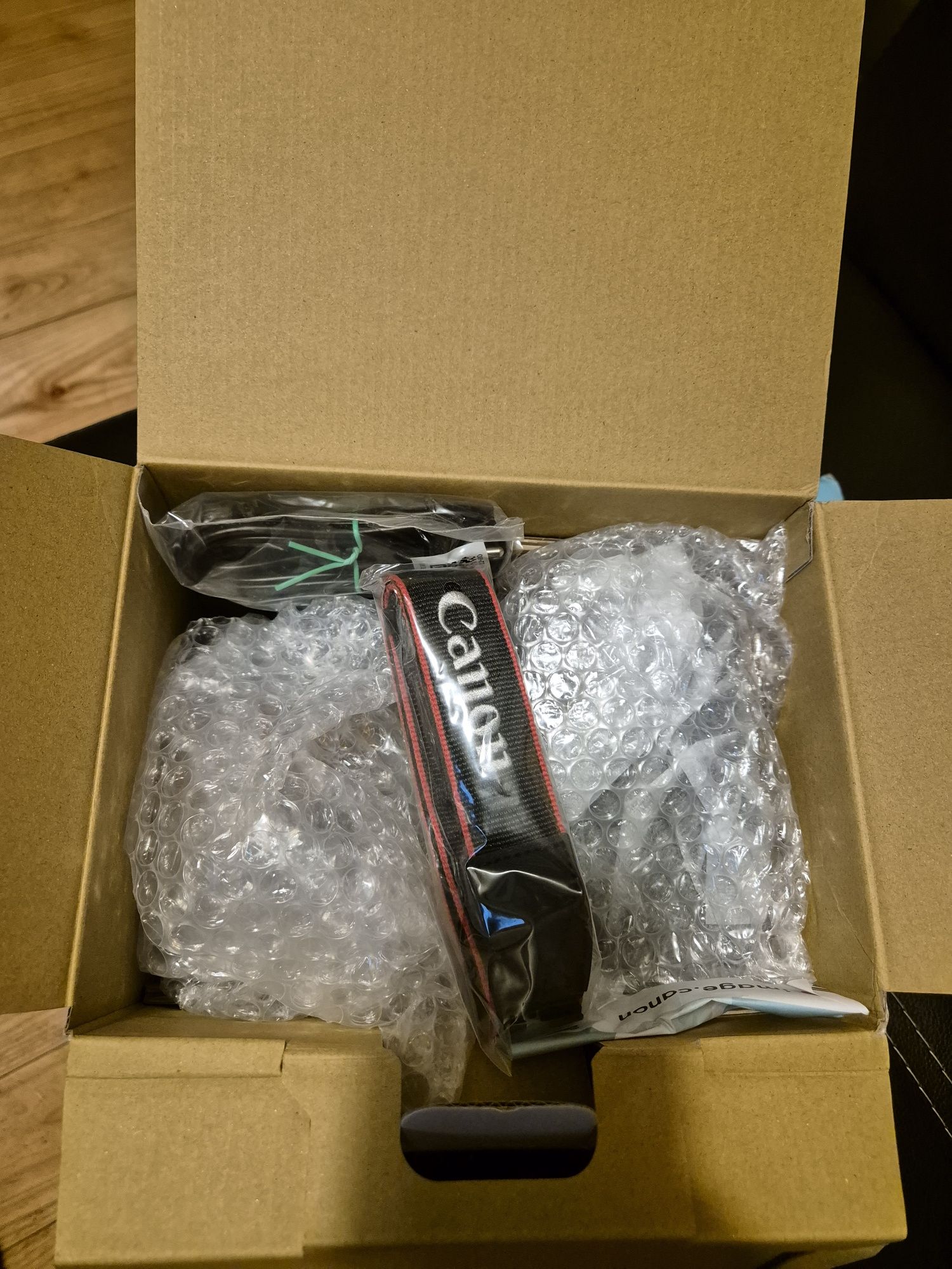 Aparat Canon Eos 250D NOWY z obiektywem+gratis nowy statyw BENRO