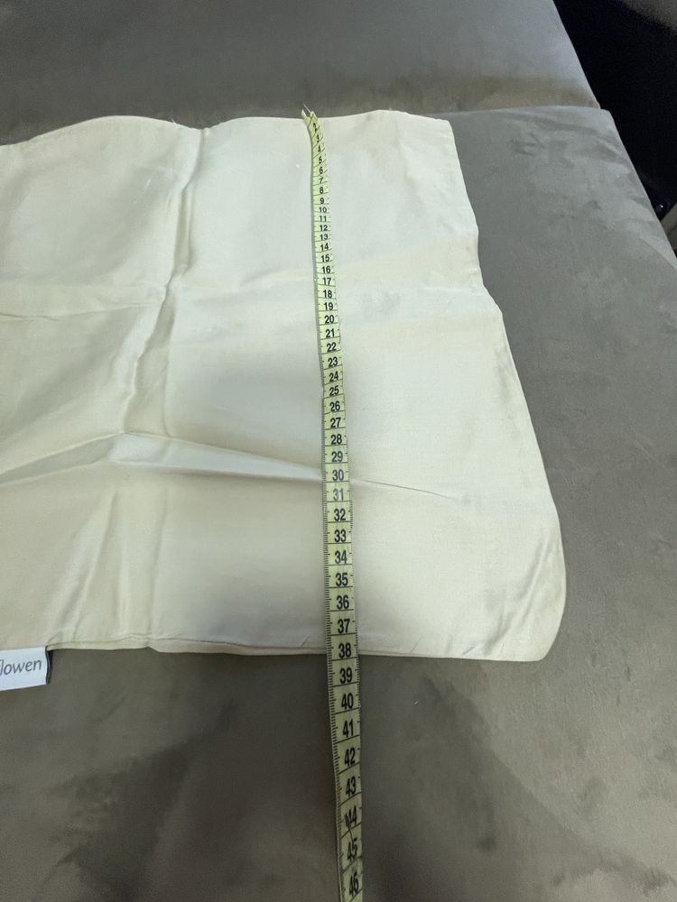 Dwie beżowe poduszki 40 na 40 cm na zamek