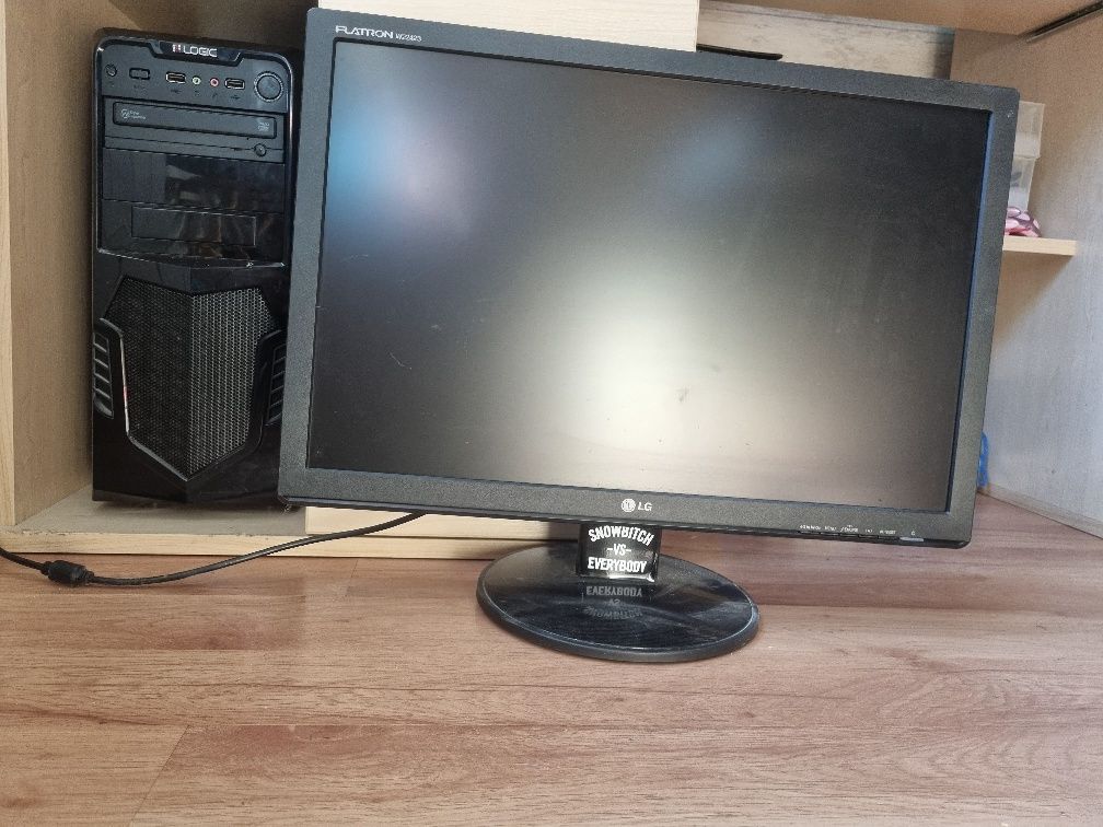 Komputer z monitorem stacjonarny