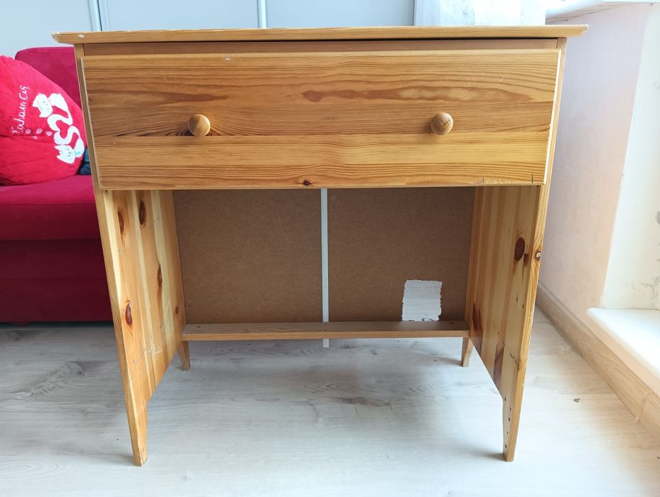 Małe biurko sosnowe