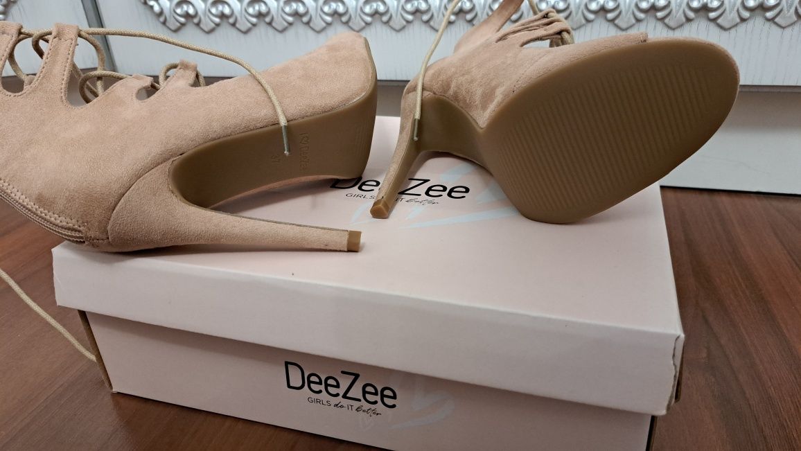 Жіночі туфлі DeeZee на шнурівці