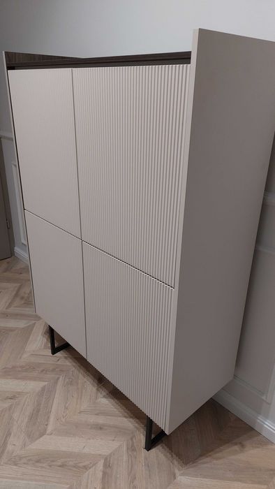 Wysoka komoda z ryflowaniem Lago Agata meble, kaszmir/ciemny orzech.