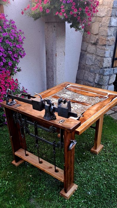 Stół z starej wagi ,odrestaurowanej ,stare pieniądze zalane żywicą