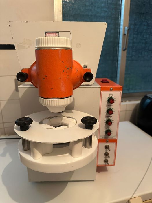 Máquina de fabricar e amassar