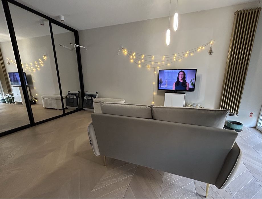 Sofa 2 os. aksamitna kolor beż, zlote nóżki. Stan idealny!