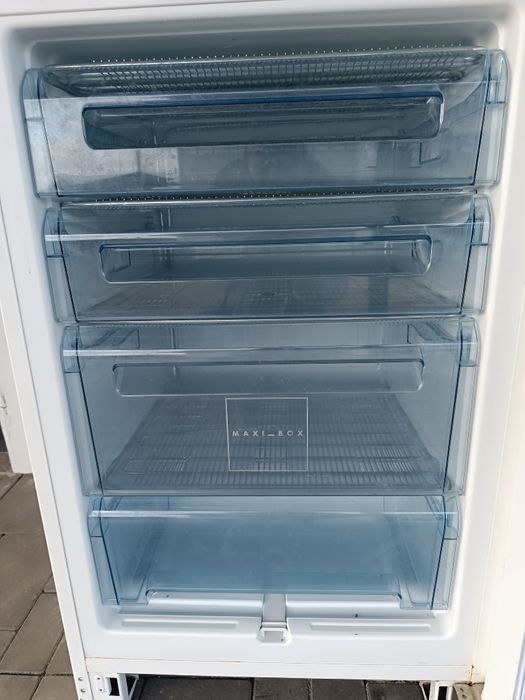 Холодильник з морозильною камерою