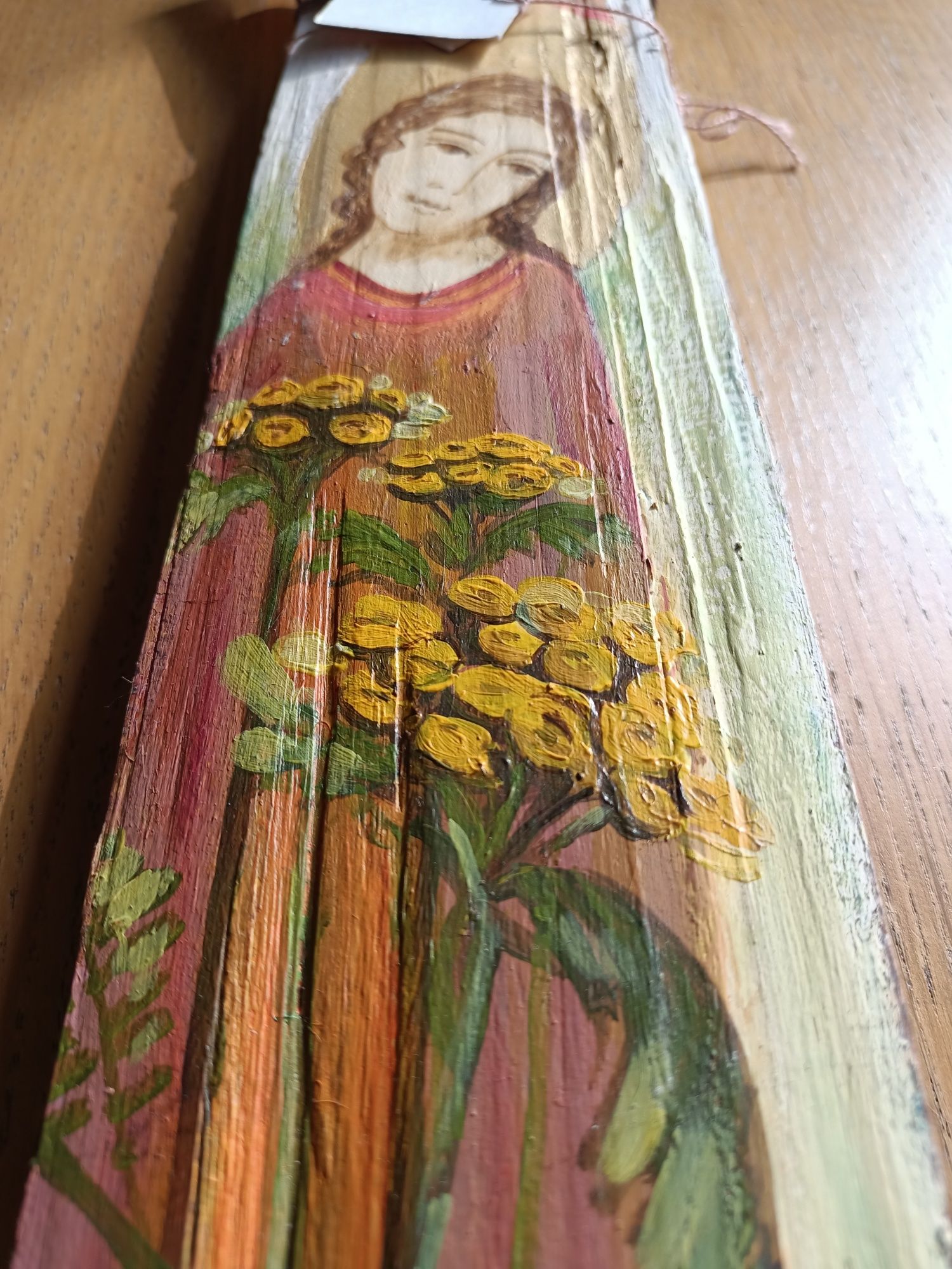 Anioł malowany na goncie łupanym z drewna jodłowego