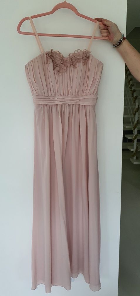Różowa sukienka elegancka