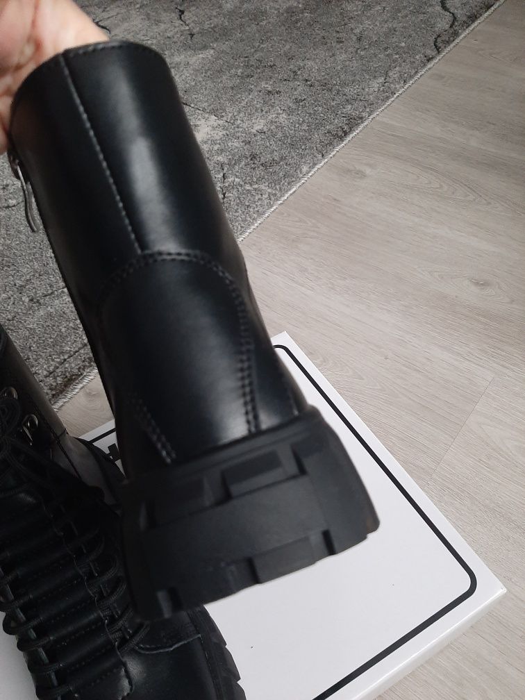 Nowe skórzane botki trapery