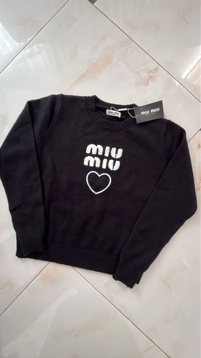 чорний светр miu miu