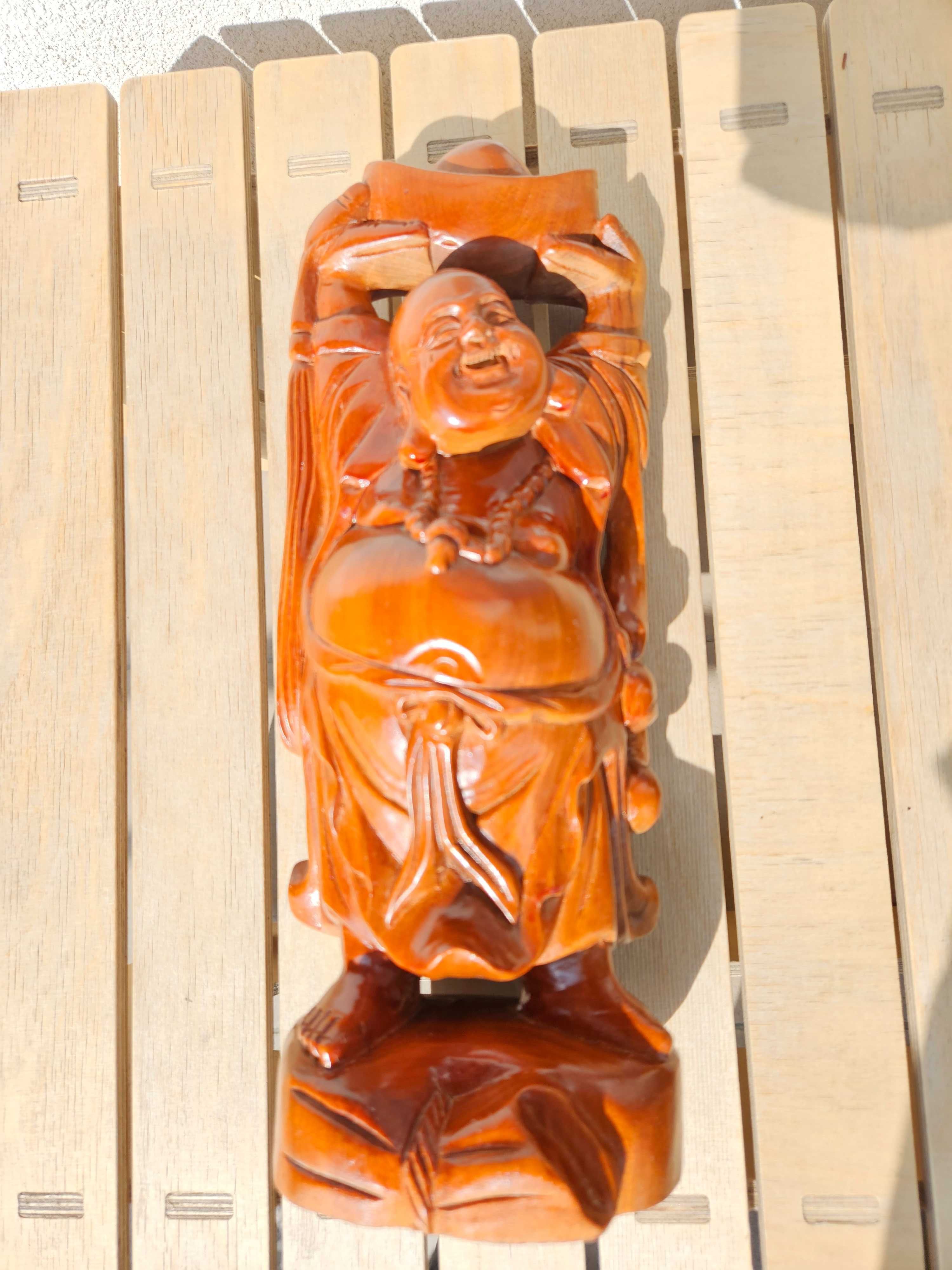 Stojący szczęśliwy budda z drewna - 34 cm wysokości
