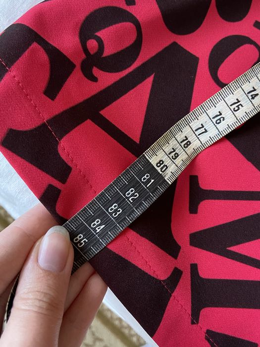 Сукня малинова в горошок