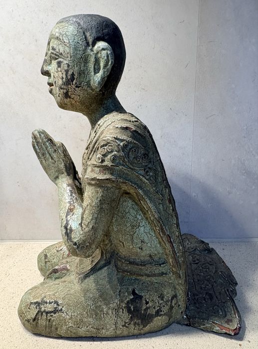 Antiga escultura de um Buda da Birmania em madeira