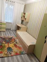 Комплект меблів для дитячої кімнати з ліжком