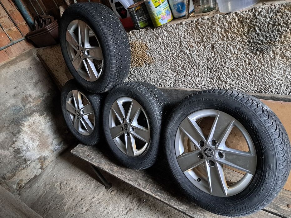 Оригінальні 4 диски б/у з зимовою шипованою резиною Nokian 205/60/R16