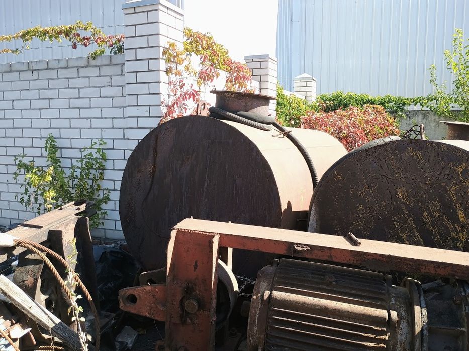 Металлические ёмкости для жидкостей.