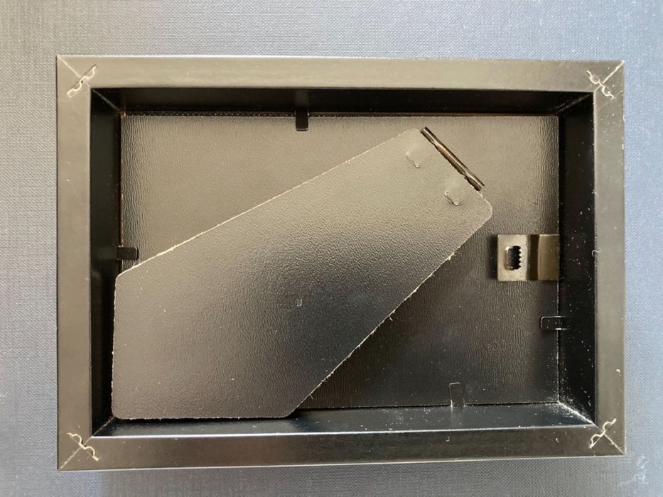 Haft krzyżykowy, ptak z kwiatem, w ramce